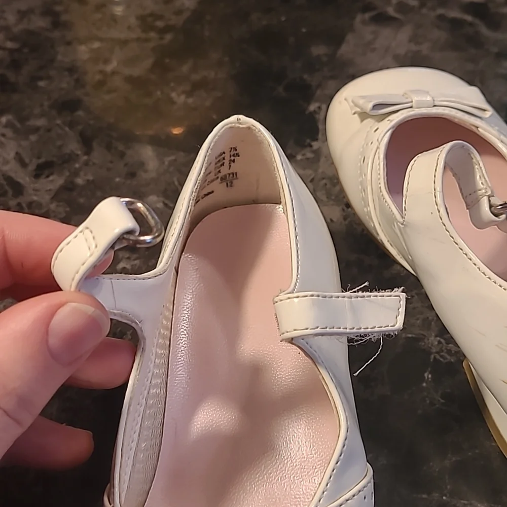 SmartFit Girls 7.5 Shiny patent leather white formal dress shoes